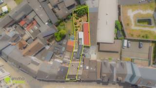 <p><span>Unieke handelswoning met tal van mogelijkheden in het hart van Dendermonde</span></p><p><span> </span></p><p><span>Bent u op zoek naar een pand waar wonen en werken perfect gecombineerd kunnen worden? Dan is deze ruime handelswoning op een perceel van maar liefst </span><span>414 m²</span><span> in het centrum van Dendermonde zeker een bezoek waard. Dankzij de gunstige ligging en de oost-zuid georiënteerde tuin geniet u van een uitstekende bereikbaarheid én een aangename buitenruimte.</span></p><p><span> </span></p><p><span>Met een totale bewoonbare oppervlakte van maar liefst </span><span>308 m²</span><span> (exclusief kelder) biedt deze eigendom bijzonder veel ruimte en potentieel. Op het gelijkvloers bevinden zich een handelsruimte, een inpandige garage, de woonruimte, keuken, badkamer en een gang die toegang geeft tot drie achterliggende multifunctionele ruimtes van samen ca. 55 m². Verder beschikt het gelijkvloers over een veranda, twee toiletten, een doucheruimte en een toegang naar de kelder via het terras.</span></p><p><span> </span></p><p><span>Op de eerste verdieping vindt u drie volwaardige slaapkamers, een traphal en een praktische berging. Via een vaste trap bereikt u de tweede verdieping, waar zich een extra slaapkamer, een nachthal en een ruime zolder van ca. 26 m² bevinden. Daarnaast is er boven de slaapkamer en nachthal nog bijkomende zolderruimte aanwezig.</span></p><p><span> </span></p><p><span>Dit karaktervolle pand is de ideale uitvalsbasis voor zelfstandigen, vrije beroepen of ondernemers die hun zaak willen combineren met een eigen woonst op een toplocatie. Mits de nodige renovatiewerken kan deze eigendom worden omgetoverd tot een unieke woon- en werkplek met tal van mogelijkheden.</span></p><p><span> </span></p><p><span>Een pand met karakter, ruimte en een uitzonderlijk potentieel op een topligging in het centrum van Dendermonde! </span><span>Aankoop reeds mogelijk met 2 % registratierechten voor eigen bewoning. </span></p><p><span> </span></p><p><span>Voor meer info of een bezoek: <span>info@immotwins.be</span></span><span> of contact T 052 55 55 55 - <span>www.immotwins.be</span></span><span> </span></p><p><span> </span></p><p><span> </span></p>