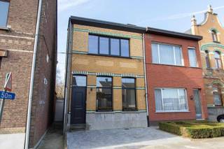 In het hart van Wommelgem, in een straat met een centrale ligging, vind je deze charmante gerenoveerde rijwoning.Zodra je binnenstapt, voel je het...