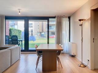 Henri Dunantlaan 22/004: Bekoorlijk drie-slaapkamerappartement bestaande uit inkhomhal, ruime lichtrijke living met open ingerichte keuken, berging, badkamer met ligbad en aparte douche, 2 afzonderlijke toiletten, drie slaapkamers waarvan 1 met aansluitende badkamer en ruim terras + tuin. Ondergrondse staanplaats en kelder. inbegrepen. Dichtbij de invalswegen en centrum van Gent.
Belangrijkste troeven:
- Ruime tuin & terras
- Lichtrijke leefruimte
- Strategische ligging
Beschikbaar vanaf 01/11
€1350+ €110