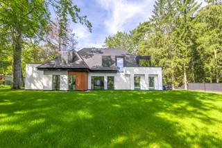 <p><strong>Exclusieve, Volledig Gerenoveerde Villa op een Prachtige Locatie in Schilde</strong></p>
<p>Met trots stellen wij u deze uitzonderlijke, volledig gerenoveerde villa voor, gelegen op een prachtig hoekperceel in het idyllische en residentiële 's-Gravenwezel, vlak bij het centrum van Schilde. Deze unieke woning bevindt zich in een rustige doodlopende straat, op wandelafstand van scholen, openbaar vervoer en winkels – de perfecte balans tussen privacy en bereikbaarheid.<br /><br /><strong>Architecturale Perfectie – Een Samenspel van Verleden en Toekomst</strong><br />De recente totaalrenovatie transformeerde deze villa tot een ware parel, waarbij karaktervolle elementen harmonieus samengaan met hedendaagse luxe en technologie. Elke ruimte vertelt een verhaal: zorgvuldig herontworpen met oog voor detail, kwaliteit en sfeer. Het resultaat is een woning van absolute topklasse, zowel technisch als esthetisch.</p>
<p><strong>Indeling </strong><br />Bij binnenkomst wordt u verwelkomd in een stijlvolle inkomhal met vestiaire en gastentoilet. Van hieruit heeft u toegang tot een polyvalente ruimte, ideaal als bureau of tv-kamer, en een gezellige eetkamer.</p>
<p>De royale leefruimte biedt een prachtig uitzicht op de tuin en sluit naadloos aan op de spectaculaire leefkeuken, ondergebracht in een adembenemende glazen uitbouw. Deze keuken is volledig uitgerust met hoogwaardige toestellen en biedt een perfecte interactie met de buitenruimte – ideaal voor wie houdt van binnen-buiten leven.</p>
<p>Verder op het gelijkvloers is er een dubbele inpandige garage en een praktische berging</p>
<p><strong>Eerste Verdieping </strong><br />De elegante stalen trap leidt naar de eerste verdieping, waar vier ruime slaapkamers onder de indrukwekkende dakstructuren zijn ondergebracht. <br />De master suite is een waar toevluchtsoord, met ruimte voor een dressing, een luxueuze en-suite badkamer en een panoramisch zicht op de tuin.<br />Daarnaast:</p>
<ul>
<li>
<p>Eén slaapkamer met eigen douchekamer</p>
</li>
<li>Twee extra ruime slaapkamers</li>
<li>
<p>Extra badkamer met inloopdouche en dubbele wastafel</p>
</li>
<li>
<p>Apart toilet</p>
</li>
<li>
<p>Praktische waskamer</p>
</li>
</ul>
<p><strong>Buitenruimte – Uw Privé-Oase</strong><br />De riante tuin, omringd door volwassen bomen, biedt een oase van rust en privacy. Het ruime zonneterras vormt de ideale plek om te ontspannen, te genieten van lange zomerdagen of gasten te ontvangen in stijl. Er is een mogelijkheid om een zwembad te laten aanleggen.</p>
<p><strong><br />Bijzonderheden:</strong></p>
<ul>
<li>Totale, hoogwaardige renovatie</li>
<li>Verkoop onder registratie</li>
<li>EPC-label A</li>
<li>Vloerverwarming overal</li>
<li>Grote raampartijen voor optimale lichtinval</li>
<li>Hoogwaardige afwerking en maatwerkoplossingen</li>
<li>Buiten tafeltennis (voor zomer/winter)</li>
</ul>
<p></p>
<p>Voor meer informatie of een bezichtiging aan deze prachtige woning, neem contact met Sigalit via sigalit@reds.be of 0475668474</p>