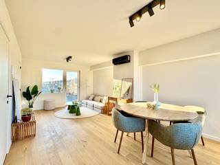 Vlakbij de ZEE... TRENDY & 100% gerenoveerde studio met 2 prachtige ZONNETERRASSEN! Dit modern & energiezuinig appartement (5°V) werd kwalitatief afgewerkt met TOPMATERIALEN en omvat: ZONOVERGOTEN living (grote raampartijen) met toegang tot de 2 terrassen (waarvan 1 terras van 22m<sup>2</sup>), nagelnieuwe keuken (inductiekookplaat, combi-oven, ijskast met diepvriesvak, gootsteen, dampkap, vaatwas, combi-wasmachine/droogkast), moderne badkamer (regendouche, lavabomeubel, toilet). Deze topper is gelegen in een verzorgde residentie met lift. TOPLOCATIE vlakbij het strand, openbaar vervoer, winkels, ... Extra's: parket, warmtepomp (verwarming + airco), dubbel glas in PVC, BLANCO ELEKTRICITEIT, gemeenschappelijke fietsenberging, geschilderd, incl verlichting, asbestveilig, vernieuwd terras met nieuwe balustrade, geïsoleerd dak + geïsoleerde buitenmuur technisch verdiep. Korting registratierechten mogelijk. (EPC is opgemaakt vóór plaatsen dakisolatie en buitengevelisolatie). Puur genieten!