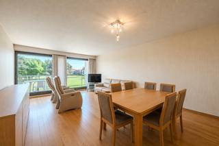Lichtrijk appartement met één slaapkamer en ruime slaaphoek te koop in de rustig gelegen residentie Nautilus te Nieuwpoort gelegen langs de Dienstweg Havengeul en met open zicht op de vaargeul en het Maritiem park. Dit appartement geniet over een mooie breedte en groot schuifraam waardoor er een aangenaam lichtinval is de ganse dag door. Er is mogelijkheid tot het bij aankopen van een staanplaats. Bij deze goed onderhouden residentie kan je bovendien genieten van het verwarmde zwembad en het aangelegd tennisveld.<br /><br />Indeling:<br />- inkomhall (3m²)<br />- lichtrijke leefruimte (32m²) met keuken voorzien van koelkast met diepvriesvakje, keramische kookplaat, vaatwas, oven en spoelbak<br />- nachthall (3m²)<br />- slaapkamer (14m²) <br />- ruime slaaphoek (11m²)<br />- badkamer (4m²) met douche en lavabo met spiegelkast en aansluiting voor wasmachine<br />- berging<br />- ruim terras (13m²)<br /><br />Troeven:<br />- lichtrijk appartement met open zicht<br />- zongericht terras<br />- mogelijkheid tot bij aankopen van een staanplaats<br />- gemeenschappelijk verwarmd zwembad + tennisplein<br />- gemeenschappelijke fietsenberging<br />- elektrisch laden mogelijk<br />- hoofddak vernieuwd<br />- gunstig EPC<br /><br />Wenst u een bezoek te brengen aan dit appartement? Aarzel niet ons te contacteren!<br /><br />Bestuursmaatregelen in het maatregelenregister: nee