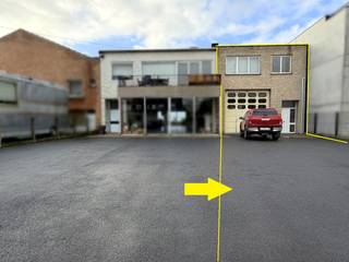 Op zoek naar een eigendom waar ruimte en functionaliteit centraal staan? Dit pand combineert een royale opslagplaats met een bovenliggende woonst en biedt daardoor tal van mogelijkheden voor wie werk en privé wil verenigen.<br /><br />De opslagruimte op het gelijkvloers beslaat een indrukwekkende oppervlakte van 175 m² en leent zich perfect voor uiteenlopende professionele of praktische invullingen.<br /><br />De woonst, toegankelijk via een aparte ingang, vormt een aangename basis die mits enkele opfrissing kan worden omgevormd tot een hedendaagse en comfortabele leefomgeving, volledig afgestemd op uw eigen smaak.<br /><br />Leuk zonneterras met aangenaam vergezicht!<br /><br />Achteraan vindt u een gezellige tuinzone waar het heerlijk vertoeven is. Deze buitenruimte biedt bovendien extra potentieel, ook voor wie graag dieren houdt.<br /><br />Verder beschikt het pand over een ruime oprit met parkeergelegenheid voor meerdere voertuigen. De ligging langs de Brugsesteenweg zorgt voor een vlotte bereikbaarheid en een uitstekende visibiliteit.<br /><br />Kortom, een veelzijdige eigendom met een sterke combinatie van ruimte, ligging en mogelijkheden.<br /><br />Onze ref. DEV5033