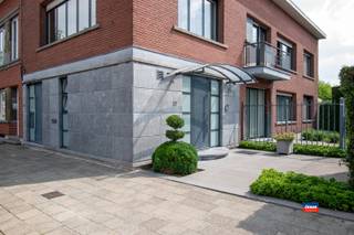 <p><span>WILRIJK (VALAAR) | ZEER DEGELIJKE HALFOPEN BEBOUWING | WOONHUIS MOMENTEEL INGERICHT ALS TWEE APPARTEMENTEN EN TEVENS GESCHIKT ALS KANGOEROEWONING | TOTALE GRONDOPPERVLAKTE VAN 298m² | EPC D (duplex-app.) - EPC E (app. 1ste verd.) |</span></p><p><span>Indeling als volgt: Duplex-appartement: gelijkvloers: inkomhal met ingebouwde dressingkast - toilet met lavabomeubel - ruime woonkamer - geïnstalleerde keuken met toegang tot de tuin - badkamer met douche, lavabomeubel en toilet - ruime slaapkamer - wasplaats/berging. </span></p><p><span>Eerste verdieping : 2 extra slaapkamers. Appartement 1e verdieping : te renoveren appartement met 1 slaapkamer en balkon (ca. 75m²) </span></p><p><span>Verder is er een private tuin en mooi aangelegde entree met ruime garagebox en achterliggende bergplaats. De woning beschikt over aparte meters voor gas-elektriciteit-water.</span></p><p><span>Gelegen in de onmiddellijke omgeving van winkels, scholen, park en openbaar vervoer.</span></p>
