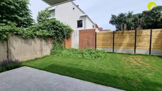 <p><span>In centrum Mortsel, in een rustige straat, wordt deze kleinschalige residentie opgeleverd.</span></p><p><span> </span></p><p><span>De 4 appartementen zijn voorzien van de nieuwste technieken:</span></p><p><span>- Warmtepomp met vloerverwarming</span></p><p><span>- Individuele zonnepanelen</span></p><p><span>- BEN - appartementen (bijna energie neutraal)</span></p><p><span>- Ventilatie met warmterecuperatie (D-systeem)</span></p><p><span> </span></p><p><span>Ieder appartement heeft een eigen terras en fietsenparking. Het gelijkvloerse appartement beschikt over een tuin en autostaanplaats.</span></p><p><span> </span></p><p><span>In de gemeenschappelijke kelderverdieping, zijn er ruime bergingen beschikbaar.</span></p><p><span>De prijs omvat een volledig afgewerkt appartement, voorzien van een comfortabele afwerking.</span></p><p><span> </span></p><p><span>Het gebouw is volledig klaar. Het appartement is beschikbaar bij akte.</span></p><p><span>De prijzen zijn exclusief de gebruikelijke kosten (btw, registratierechten, aktekosten, nutsvoorzieningen,...)</span></p><p><span> </span></p><p><span>Voor meer info of een bezoek er plaatste bel 03/449.42.41 of surf naar www.habicom.be</span></p><p><span> </span></p>