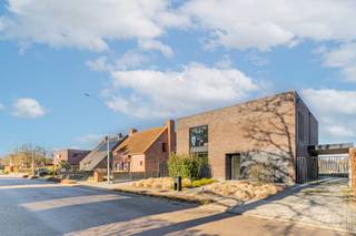 Deze prachtige energiezuinige woning straalt rust, ruimte en kwaliteit uit.Ideaal voor wie op zoek is naar een unieke combinatie van moderne luxe en...