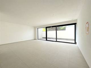 <p><span>Ben je op zoek naar een <strong>nieuwbouwwoning in de dorpskern van Sinaai</strong>? </span><br /><span>Dan is dit wat u zoekt!</span><br /><span>Wees snel en koop nu nog aan *<strong>6% BTW</strong>!</span><br /><br /><span>Het gebouw is voorzien van een fietsenstalling, een vuilnisbering en een afgesloten parkeercomplex. Om comfortabel in en uit te rijden wordt er een <strong>draaischijf</strong> voorzien in de doorrit, zo rijdt u steeds gemakkelijk de openbare weg op.</span><br /><span>Deze woning is voorzien van individuele <strong>zonnepanelen</strong> en <strong>vloerverwarming</strong>, samen met de goede <strong>isolatiewaarde</strong> is het<strong> Bijna Energie Neutraal</strong> en komt u in aanmerking voor 5 jaar korting op uw onroerende voorheffing.</span></p><p><span>De oplevering wordt nog eind dit jaar voorzien.</span><br /><br /><span><strong>Is jouw interesse gewekt? Neem dan vlug contact met ons op en plan jouw persoonlijk bezoek in.</strong></span><br /><span><strong>0468 176 177 of sven@acvastgoed.be</strong></span><br /><br /><span><strong><u>Bekijk hier de beschikbare kavels:</u></strong></span><br /><span>- 1e verdiep: 2-slaapkamerappartement (99 m²) met terras (11 m²)</span><br /><span>- 2e verdiep: Penthouse met 3 slaapkamers (135 m²) met terras (13 m²) VERKOCHT!</span><br /><span>- Gelijkvloers: Woning met 3 slaapkamers (140 m²) met terras (20,5 m²)</span><br /><span>- 3 inpandige parkeerplaatsen (€ 25.000/stuk)</span></p>