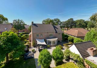 <p><strong>Exclusieve, luxueus afgewerkte villa op toplocatie nabij de Nederlandse grens</strong></p>
<p><strong>Deze uitzonderlijk ruime en perfect onderhouden villa (bouwjaar 2001) is gelegen op een prachtig perceel van ca. 1.383 m² en biedt een indrukwekkende bewoonbare oppervlakte van circa 474 m² (inhoud ca. 1.500 m³). De woning combineert comfort, luxe en privacy op hoog niveau en is ideaal voor wie ruim en stijlvol wil wonen in een groene, centrale omgeving.</strong></p>
<p><strong>De villa beschikt over onder andere 4 slaapkamers, royale leefruimtes, een stijlvolle woonkeuken met kookeiland, een dubbele inpandige garage én een grote zolder met uitbreidingsmogelijkheden. Bovendien is de woning uitgerust met een alarmsysteem en een centraal stofzuigersysteem, wat bijdraagt aan extra comfort en veiligheid. Energielabel: B.</strong></p>
<p>Gelijkvloers</p>
<p>Via de imposante inkomhal met gastentoilet betreedt u de woning. Hier ervaart u direct de ruimte en het hoogwaardige afwerkingsniveau. De sfeervolle woonkamer met gashaard vormt het warme hart van de woning en biedt een prachtig zicht op de tuin. Aansluitend bevindt zich een afsluitbare tv-kamer of bureau – ideaal voor thuiswerken of ontspanning.</p>
<p>De royale woonkeuken met kookeiland is voorzien van kwalitatieve inbouwapparatuur en vormt de perfecte plek voor gezellige momenten met familie en vrienden. Aan de achterzijde van de woning vindt u de praktische bijkeuken met aansluitingen voor wasapparatuur, een extra kantoorruimte en toegang tot de dubbele inpandige garage met automatische poorten.</p>
<p>Eerste verdieping</p>
<p>Op de eerste verdieping bevinden zich drie ruime slaapkamers. De indrukwekkende masterbedroom (ca. 45 m²) beschikt over een eigen inloopkast en aangrenzende dressing – een ware privé suite.</p>
<p>De luxe badkamer is compleet uitgerust met een dubbele wastafel met meubel, een ligbad en een comfortabele inloopdouche. Daarnaast is er op de overloop een separaat toilet aanwezig. Via een vaste trap bereikt u de tweede verdieping.</p>
<p>Tweede verdieping</p>
<p>De ruime zolderverdieping biedt tal van mogelijkheden en kan eenvoudig worden ingericht met extra (slaap)kamers, een hobbyruimte of fitnessruimte.</p>
<p>Buitenleven</p>
<p>De fraai aangelegde tuin biedt optimale privacy en is een waar verlengstuk van de woning. U geniet hier van meerdere terrassen en een sfeervolle overkapping met buitenhaard – perfect voor lange avonden in alle seizoenen. Aansluitend bevindt zich een praktische schuur.</p>
<p>Aan de voorzijde beschikt de woning over een verzorgde voortuin en een ruime oprit met parkeergelegenheid voor meerdere auto’s.</p>
<p>Kortom: een instapklare, luxueuze villa met uitzonderlijk veel ruimte, comfort en privacy op een uitstekende locatie. Een unieke kans voor wie exclusief wil wonen!</p>
<span>Bijzonderheden</span><br /><span>- EPC B</span><br /><span>- vloerverwarming<br /></span>- ruime kelder op stahoogte<br /><span>- centraal stofzuigersysteem</span><br /><span>- centrale ligging nabij scholen/winkels en Nederlandse grens</span><br /><span>- luxe afwerking</span>