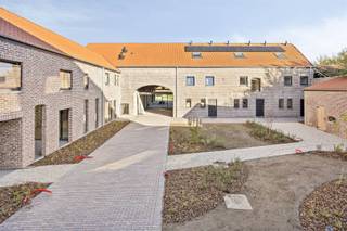 <p>Het project Hof Van Rijkel komt aan de Dionysius van Leeuwenstraat te liggen, aan de rechterzijde van de Sint-Jozefkerk, op de site van de oude pastorie, de parochiezaal en de naastgelegen vierkantshoeve. Geen plaatsvervangende nieuwbouw, wel een herbestemmingsplan dat de authenticiteit van de bestaande gebouwen koppelt aan de woonbehoeften van vandaag.</p><p>De 15 wooneenheden delen onder andere een binnenkoer, bergruimte, twee grote tuinzones, parkeerplaatsen en een gemeenschappelijk commonhouse en toch beschikt elke woning ook over veel privacy met een eigen, afgeschermde tuin of terras.</p><p>Hof van Rijkel is een ecologisch voorbeeldproject. Duurzame investeringen zoals een warmtepomp, vloerverwarming en balansventilatie garanderen de koper een laag energieverbruik. De bestaande muren en daken van de drie gebouwen blijven zoveel mogelijk intact en worden aan de binnenzijde geïsoleerd. Ook blijven de architecturale kenmerken die de gebouwen zo uniek maken behouden.</p><p><span><strong>Woning 10 </strong><span>bevindt zich op de gelijkvloerse verdieping van de parochiezaal en bestaat uit:</span></span></p><p><span><span>Inkomhal, apart toilet, woonkamer met open keuken, berging, badkamer, 2 slaapkamers, terras met tuin.</span></span></p><p><span><strong>Ligging:</strong></span><br /><span><span>Hoewel het Hof van Rijkel zich landelijk situeert, sta je in een mum van tijd in het centrum van Borgloon of steden zoals Sint-Truiden (13 minuten), Tongeren (20 minuten) en Hasselt (25 minuten). Hof van Rijkel biedt je zo een veelzijdig vertrekpunt en een rustige plek om te wonen.</span></span></p><p><span><strong>EPB plichtig</strong></span></p><p><span><strong>Stedenbouwkundige info: woongebied met landelijk karakter – bouwvergunning – geen voorkooprecht – geen dagvaarding - geen verkavelingsvoorschriften</strong></span></p><p><span><strong>Prijzen exclusief btw en registratie.</strong></span></p><p><span><strong>* Voor deze woning is 21% van toepassing - momenteel mogelijk aan 6% btw indien u aan de voorwaarden voldoet!</strong></span></p><p><span><span> </span></span></p><p><span><span> </span></span></p>