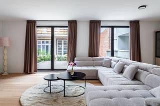 Antwerpen, de bruisende diamant aan de stroom, is een stad doordrenkt van geschiedenis, cultuur en gezelligheid. In de Minderbroedersstraat vloeit het rijke Antwerpse verleden samen met een levendige en moderne energie. Zo zijn het majestueuze stadhuis, de imposante Onze-Lieve-Vrouwekathedraal en de Grote Markt terug te vinden op wandelafstand. De levendige straten rond dit moderne project zijn gevuld met eindeloze diversiteit aan winkels, boetieks boordevol mode en design, hippe koffietentjes en toprestaurants.<br />Dit gloednieuwe project telt 6 units die ruimte en rust uitstralen waarbij natuurlijk daglicht de hoofdrol speelt. De appartementen strekken zich uit over een gelijkvloers en 3 verdiepingen die ook te bereiken zijn met een lift. De gelijkvloerse verdieping bestaat uit een inkomhal voorzien van berging en separaat toilet. Twee slaapkamers en badkamers vooraan, zeer ruime leefruimte met een geïnstalleerde keuken en een heerlijke stadstuin middenin. Achteraan bevindt zich een mastersuite met plaats voor dressing en ensuite badkamer. Tot slot, heb je ook de mogelijkheid om een ondergrondse autostaanplaats(en) en private kelderberging mee aan te kopen.<br />Specificaties: - Privatieve buitenruimte - Mogelijkheid tot aankoop ondergrondse autostaanplaats(en) en kelderberging - Gemeenschappelijke fietsenberging - Zonnepanelen voorzien - Gegeerde locatie - Nieuwbouw, verkoop onder het stelsel van registratierechten (grond) en 21% BTW (constructie)