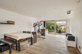 <p><span>Instapklare woning met ruime tuin in Antwerpen te koop! </span></p><p><span>Ontdek deze ruime gezinswoning in Antwerpen met een bewoonbare oppervlakte van ca. 195 m². De woning combineert een praktische indeling met moderne afwerking en veel natuurlijke lichtinval.</span></p><p><span>Via de inkomhal bereikt u het gelijkvloers, waar zich de ruime leefruimte en eetplaats bevinden. Aansluitend vindt u de volledig geïnstalleerde open keuken, voorzien van maatwerkkasten, voldoende werkruimte en moderne toestellen. Dankzij de grote raampartijen en de directe toegang tot de tuin geniet u hier van een aangename verbinding tussen binnen- en buitenruimte. Verder beschikt het gelijkvloers over een extra gastentoilet.</span></p><p><span>Op de verdieping bevinden zich 3 volwaardige slaapkamers en de badkamer. De badkamer is uitgerust met een douche, bad en dubbele wastafel. Eén van de slaapkamers wordt momenteel ingericht als wasruimte en beschikt over de aansluitingen voor een wasmachine en droogkast.</span></p><p><span>De woning biedt daarnaast verschillende mogelijkheden voor een hobbyruimte, bureau of extra opbergruimte, afhankelijk van uw noden. De moderne tegelvloer en de verzorgde afwerking zorgen voor een eigentijdse uitstraling doorheen de volledige woning.</span></p><p><span>Een ideale woning voor gezinnen of koppels die op zoek zijn naar ruimte, comfort en een praktische indeling op een goede ligging in Antwerpen.</span></p><p><span> </span></p><p><span>Vrijblijvend advies met gratis schatting van uw eigendom? Neem gerust contact met ons op! </span></p><p><span> </span></p><p><span>Jessica Wojcik</span></p><p><span><span>Jessica@homeforyou.be</span></span></p><p><span>+32 488 24 97 20</span></p><p><span>7/7 bereikbaar</span></p><p><span> </span></p>