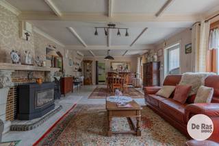 KIJKDAG ZATERDAG 22 AUGUSTUS VAN 10u TOT 12u (OP AFSPRAAK)<br /><br />SMETLEDE- Authentieke, kleine fermette boordevol charme en renovatiepotentieel. Liefhebbers van karakter en landelijke architectuur vinden hier de ideale basis om een unieke woning naar eigen smaak te realiseren.<br />Deze woning is rustig gelegen maar toch ook dichtbij centrum Lede, station en scholen.<br />De woonst bestaat uit een gezellige woonkamer, vernieuwde badkamer met grote douche, slaapkamer, ingerichte keuken en veranda. Via de badkamer kan je de trap nemen naar de twee bovenliggende kamertjes. <br />Naast de woning en veranda, is er de ruime garage met zolderruimte, ideaal om heel wat materiaal te bergen.<br />Het perceel is toegankelijk langs 2 straten. Vooraan via de Serskampstraat en achteraan met de grote oprit vanuit de Steenveldweg. <br /><br />Zin om te renoveren en deze woning te herstellen in zijn authenticiteit? Bel dan snel voor je afspraak.<br /><br />De vermelde prijs is een richtprijs. Na ontvangst van de biedingen beslist de verkoper vrij om al dan niet over te gaan tot verkoop en aan welk bod. De richtprijs is niet bindend.