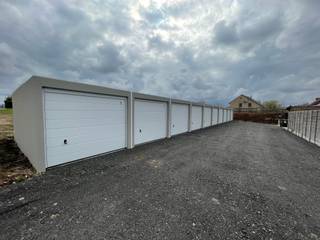 Te huur: gesloten garage aan de Zonnebeekseweg in Ieper, ideaal gelegen voor wie veilig en droog wil parkeren. Deze praktische garage bevindt zich op...