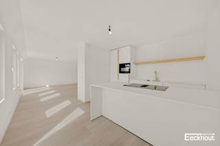 KIJKDAG ZATERDAG 10 OKTOBER (op afspraak).<br />Dit stijlvolle en instapklare duplexappartement bevindt zich op de tweedee verdieping in de klassevolle residentie NOVA, dat in 2026 volledig werd vernieuwd met kwalitatieve en tijdloze materialen.<br />Het ruime appartement heeft een oppervlakte van maar liefst 133 m²!<br />Indeling: <br />- tweede verdieping: inkomhal, zonnige woonkamer met aansluitend zonneterras, moderne open maatwerkkeuken voorzien van alle toestellen, badkamer met toilet, dubbel lavabomeubel douche en ligbad, apart toilet, 2 slaapkamers;<br />- derde verdieping: nachthal met ingemaakte kasten, berging, slaapkamer en douchekamer.<br />Het volledige appartement is voorzien van vloerverwarming.<br />Het appartement is energiezuinig (EPC B), asbestvrij en de elektrische installatie is conform.<br />In de residentie is er een afvallokaal, alsook een ruime gemeenschappelijke fietsenberging met directe toegang tot de straat.<br />Mogelijkheid om een berging bij aan te kopen in het gebouw. Bovendien zijn er in de nabije omgeving nog overdekte autostaanplaatsen te koop.<br />Hoewel de appartementen volledig vernieuwd zijn, gebeurt de aankoop onder het stelsel van registratierechten (GEEN BTW).<br />Maak snel een afspraak om dit unieke appartement te bezoeken!
