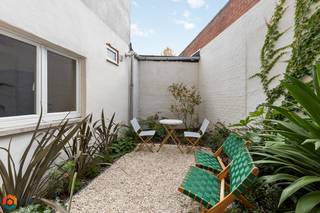 Op een uitstekende locatie in Mechelen bevindt zich dit energiezuinig, kwaliteitsvol afgewerkt gelijkvloers appartement met 1 slaapkamer en stadstuin. U bevindt zich hier op wandelafstand van winkels, scholen en het openbaar vervoer. Toch geniet u hier van een uitstekende bereikbaarheid, vlakbij belangrijke invalswegen en oprit E19 richting Antwerpen of Brussel.<br /><br />De ruime leefruimte kunt u inrichten met een aparte zithoek en eetplaats. Hier is de prachtige keuken mooi geïntegreerd in het geheel en voorzien van uiterst kwalitatieve toestellen. U geniet hier ook van veel lichtinval door de grote raampartij. Het appartement beschikt daarnaast ook over een slaapkamer met ingebouwde kast voor de wasmachine. Aansluitend kan men de badkamer vinden, deze is uitgerust met lavabo, toilet en inloopdouche. In de leuke zuidgerichte stadstuin kunt u steeds in alle rust en privacy genieten van het mooie weer.<br /><br />De gemeenschappelijke maandelijkse kosten bedragen amper 35 euro. Dit prachtige appartement heeft tevens ook een privatieve kelder en een gemeenschappelijke (fietsen)berging.<br /><br />Dit is een uitstekende opportuniteit als u op zoek bent naar een energiezuinig gelijkvloers appartement met stadstuin in Mechelen. Contacteer ons voor meer informatie op 0473/38.29.40 of via info@boonstravastgoed.be.<br /><br />Bijzonderheden:<br />- Zuidgerichte stadstuin<br />- Energiezuinig appartement ( EPC B)<br />- Uitstekende locatie