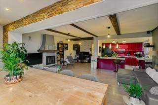 Dit uniek gelijksvloer appartement bestaat uit 2 slaapkamers, een badkamer en een zeer mooie leefruimte met een open keuken. Tevens is er een...