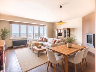 Ruim (91m²) appartement met 2 slaapkamers en FRONTAAL zeezicht te koop op de Zeedijk te Koksijde-Bad. Dit pand is gelegen in de residentie Triton en geniet een uiterst centrale ligging: op wandelafstand van het commercieel centrum, het openbaar vervoer en uiteraard pal aan het strand. Een ideale locatie voor een tweede verblijf.<br /><br />Het pand werd als volgt ingedeeld: inkomhal met ingemaakte opbergkast en vestiairemogelijkheid  | lichtrijke leefruimte met FRONTAAL zeezicht en gashaard | volledig uitgeruste en halfopen keuken ( kookplaat, dampkap, oven, microgolf, vaatwasmachine, dubbele spoelbak, grote frigo met diepvriesvak) | nachthal | afzonderlijk toilet met lavabo | badkamer met bad, douchegarnituur en lavabo in meubel) | 1ste volwaardige slaapkamer met dubbel bed en extra lavabo | 2de volwaardige slaapkamer met dubbel bed en extra lavabo.<br /><br />Het appartement is voorzien van een private kelder. De residentie heeft een vlot toegankelijke en gemeenschappelijke fietsenberging.<br /><br />Het dak en de voorgevel van de residentie werden vernieuwd.<br /><br />Tussen de foto's staan enkele 3D-beelden van hoe u het appartement kan aankleden. Deze zijn puur illustratief. <br /><br />Bent u op zoek naar een tweede verblijf met FRONTAAL zeezicht in Koksijde-Bad? Aarzel dan niet en contacteer ons voor een bezoek!