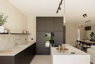 Deze moderne kijkwoning met open leefruimte en 4 slaapkamers in het nieuwbouwproject in Meulebeke combineert duurzaamheid, kwaliteit en doordachte architectuur. Met een geothermische warmtepomp, overvloedig natuurlijk licht en een slimme inrichting biedt deze woning een energiezuinige, sfeervolle en praktische woonbeleving.<br /><br />De woning staat op een perceel van 384 m<sup>2 </sup>en is instapklaar! Op het gelijkvloers is er een open keuken en woonkamer. De inpandige garage loopt door in een handige bergruimte die dan ook meteen weer aansluit aan de keuken. Heel handig om gemakkelijk de boodschappen te ordenen. Er zijn 2 aparte toiletten, een ingerichte badkamer met dubbele wastafel, douche én bad. Naast de 4 slaapkamers op het gelijkvloers is er nog een handige berging. Daarbij ben je omringd door een aangelegde voortuin en tuin met terras die ideaal zuidoost gericht is. Deze woning kan aangekocht worden inclusief meubels, decoratie, gordijnen, maatkasten, verlichting, ... Een buitenkansje om in alle gemak en rust te verhuizen. Kom deze kijkwoning bekijken op <u>één van onze vaste bezoekdagen</u> of maak een persoonlijke afspraak met onze bouwadviseur Sam.<br /><br />De all-inprijs excl. kosten omvat een volledig afgewerkte, instapklare woning met álle voorzieningen en omgevingswerken inbegrepen. De totale kostprijs inclusief wettelijke kosten waaronder registratierechten, btw, notariskosten en aansluitingskosten kan je eenvoudig bekijken op onze <u><strong>website</strong></u>: <u><strong>dumobil.be/nl/woonprojecten/projecten/meulebeke-steenstraat-kapellestraat</strong></u><br /><br />Of bekijk de volledige pagina van de kijkwoning: <strong>dumobil.be/nl/woonprojecten/kijkwoningen/moderne-kijkwoning-meulebeke</strong>. En/of contacteer onze bouwadviseur Sam Borrey voor meer info: 0483/21.01.33 | sam@dumobil.be<br /> 