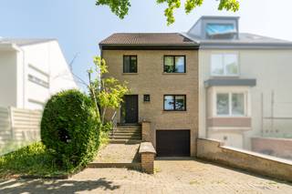 <p><strong>Te koop in Meise: halfopen woning met 4 slaapkamers</strong></p><p><br /></p><p>Dit halfopen huis is rustig gelegen in een mooie, residentiële wijk in Meise, op korte afstand van het centrum, scholen, het openbaar vervoer en het prachtige park met zijn rustgevende vijver. De woning biedt een aangename, groene leefomgeving en beschikt over een zeer ruime garage, ideaal voor extra opslag of werkruimte. De bovenste verdieping is reeds volledig afgewerkt en herbergt momenteel een volwaardige slaapkamer, met het potentieel om hier eenvoudig een tweede extra slaapkamer te creëren. Aanpalende gemeenten zoals Grimbergen, Wemmel, Merchtem, Londerzeel, Kapelle-op-den-Bos en Wolvertem zijn zeer makkelijk bereikbaar.</p><p><br /></p><p><strong>Belangrijkste ruimtes:</strong></p><p>• Lichte woonkamer met een gezellige en praktische indeling.</p><p>• Functionele keuken voorzien van een dubbele spoelbak, dampkap en kookplaat.</p><p>• 4 slaapkamers (17 m², 11 m², 9 m² en een kamer op de bovenverdieping).</p><p>• Volledig afgewerkte multifunctionele bovenverdieping (47 m²), direct te gebruiken als slaapkamer en met ruimte voor een extra kamer.</p><p>• Badkamer uitgerust met een douche, ligbad, toilet, dubbele wastafel en mengkraan.</p><p>• Ruime garage met automatische poort, verlichting, elektriciteit en verwarmingsketel.</p><p>• Praktische kelder voor extra opslag.</p><p><br /></p><p><strong>Troeven:</strong></p><p>• Uitstekend gelegen in een rustige, mooie en residentiële wijk omgeven door groen.</p><p>• Zeer ruime garage met automatische poort en veel opslag- of werkruimte.</p><p>• Volledig afgewerkte bovenverdieping met directe slaapkamer en uitbreidingsmogelijkheden.</p>
