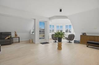 Instapklaar duplexappartement (125 m²) met zicht op de kaai in Nieuwpoort-Stad<br />Bent u op zoek naar een luxueuze uitvalsbasis in het hart van Nieuwpoort-Stad? Dit duplexappartement uit 2014 combineert een hoogwaardige afwerking met een uitstekende ligging. Het middelpunt van de woning is de riante leefkeuken met kookeiland en kwalitatieve inbouwtoestellen. <br />Dankzij de grote raampartijen in de erker geniet u van een prachtige lichtinval en een rustgevend uitzicht. Op de tweede verdieping bevindt zich een indrukwekkende master suite van, compleet met maatwerk-inbouwkasten, een ruime dressing en een moderne en-suite badkamer. Met een gunstig EPC-label B (118 kWh/m²) en vloerverwarming geniet u hier van een zorgeloze, energiezuinige woonervaring zonder renovatieplicht.<br />Uw troeven op een rij:<br />- Toplocatie: Centraal gelegen nabij de markt en de sfeervolle kaai.<br />- Master suite: Een oase van rust met dressing (14 m²) en en-suite badkamer.<br />- Luxe kookbeleving: Volledig uitgerust met o.a. stoomoven, koffiemachine en inductie.<br />- Energiezuinig wonen: EPC-label B, vloerverwarming en geen renovatieverplichting.<br />- Buitenruimte: Gezellig terras (6 m²) voorzien van wateraansluiting en verlichting.<br /><br />Optioneel: Mogelijkheid tot aankoop van een ruime inpandige garage (19 m²) op het gelijkvloers, uitgerust met automatische poort en directe toegang via de lift.<br /><br />KIJKDAG zaterdag 1/8 van 10u tot 12u (inschrijven via residentievastgoed.be)<br />(Ref. NI27678)