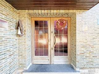 Deze prachtige en zeer solide villa dateert uit de jaren '60 en situeert zich langsheen de Tolstraat te Steenhuize-Wijnhuize (Herzele). De woning deed voorheen dienst als winkelhuis (woning in combinatie met slagerij) en werd opgetrokken op een perceel van 36 are, men geniet uitzicht op groen. Mits de nodige opfrissing en modernisatie is dit de ideale woning voor een zelfstandige ondernemer, een hobbyist of gewoon voor iemand die veel ruimte nodig heeft!<br />Indeling: gelijkvloers: inkom, leefruimte en eetplaats met kachel, aansluitende zithoek, afgesloten keuken, wasplaats/berging, bureel (voorheen winkelruimte) en een afzonderlijk toilet. Er is een ruime garage en buitenbergruimte aanwezig, in de woning zelf is er ook een kelder. <br />Eerste verdieping: 4 slaapkamers, badkamer met ligbad, lavabo en toilet. Verder is er nog een zolder (bereikbaar via valluik). <br />Buiten heeft men een ruim terras met zuidoost oriëntatie en rijkelijk aangeplante tuin, een weide, oprit voor enkele wagens, ... <br />LEUKE EIGENDOM MET ENORM POTENTIEEL EN EEN JUISTE PRIJS-KWALITEITVERHOUDING!!<br />Centrale verwarming stookolie, houten ramen met enkel en dubbel glas, volledige constructie in beton. EPC: 531 kWh/(m² jaar), label F (renovatieplicht), bewoonbare oppervlakte volgens EPC: 260m² (garage, zolder, kelder, bergingen achteraan niet meegerekend), KI: €1.028, elektrische installatie niet conform het AREI. <br />Woongebied met landelijk karakter, agrarisch gebied, vergunning uitgereikt, geen rechterlijke of bestuurlijke maatregel opgelegd, geen voorkooprecht, verkavelingsvergunning uitgereikt. P-score: D, G-score: A. Geen risicozone voor overstromingen. <br />U kan de beschikbare attesten bij verkoop downloaden via de website janssens-leroy.be.