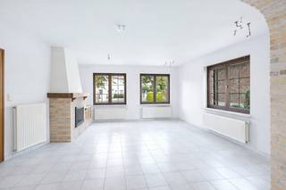 Bijzonder ruime en stevig gebouwde villa, alleenstaand en goed gelegen in het dorp van Dudzele met een vlotte verbinding naar zowel Brugge...