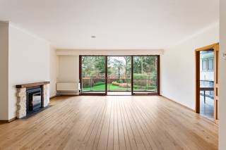 Ruim appartement van 125m² in residentieel domein Hof van Acaria, op wandelafstand van winkels en openbaar vervoer.  Inkomhal met gastentoilet, ruime woonkamer met toegang naar terras met prachtig zicht op het domein, keuken ingericht met toestellen, 2 slaapkamers, waarvan hoofdslaapkamer is voorzien van eigen badkamer (ligbad, dubbele wastafel en toilet), aparte douchekamer (douche en wastafel), berging/wasplaats.  Ondergronds is een autostaanplaats en private berging inbegrepen.  Gemeenschappelijke provisie van 350 Euro (verwarming, water, onderhoud gemene delen, lift, elektriciteit gang).