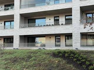 Recent nieuwbouwappartement in Residentie Louise Marie op een supercentrale ligging vlakbij winkels, openbaar vervoer, verbindingswegen. Verkoop onder registratie.<br /><br />Indeling van het appartement:<br />Inkomhal met afzonderlijk gastentoilet.<br />Ruime living op parket +/- 30 m². <br />Open ingerichte keuken voorzien van kasten en toestellen.<br />Slaapkamer 1: +/-  10 m² op parket.<br />Slaapkamer 2: +/-  9,5 m² op parket.<br />Badkamer: ingerichte met dubbele wastafel met meubel, inloopdouche.<br />Terras grenzend aan de living: +/- 2,93 x 9,3 m.<br /><br />Ondergrondse autostaanplaats: afzonderlijk aan te kopen aan € 40.000.