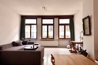 <p><strong>Welkom in dit toffe triplex-appartement ('s eigenlijk bijna een huis, hé) met drie slaapkamers én terras. Hier kom je thuis in het centrumste centrum van Antwerpen, waardoor jij nooit iets hoeft te missen. Het openbaar vervoer ligt (letterlijk) aan je voeten - en de winkels schuilen achter hoek: klopt, de Meir is vanaf nu jouw achtertuin! Je staat hier zo aan Opera of de Ossenmarkt. Hier heb je licht, ruimte en charme.</strong><br /><br /><strong>Leven en koken op 't eerste<br /></strong>Je komt dit appartement binnen op de eerste verdieping, waar de lichtrijke en gigantische leefruimte je verwelkomt. Hier vind je eveneens de keuken terug: je hoeft dus geen trappen te doen na 't koken! <br /><br /><strong>Slapen en tot rust komen op 't tweede <br /></strong>Wandel je de draaitrap op, dan kom je de eerste twee - opvallend ruime - slaapkamers tegen. 'Kiezen verliezen' is hier dus niet van toepassing! Verder vind je hier ook de badkamer, die uitgerust is met een ligbad, douche en wastafel. Hier vind je trouwens ook de aansluiting voor wasmachine terug. En, goed nieuws: het toilet is apart!<br /><br /><strong>Nog eens slapen en aperitieven op 't derde</strong><br />En volg je de trap vervolgens nog een verdiepje hoger? Dan kom je terecht in de master bedroom, met aansluitend een zalig, zuidgericht terras. Aperitieven, hoog boven jouw Stad? Dat wordt vanaf nu dagelijkse kost...<br /><br /><strong>En dan, het allerbelangrijkste...</strong> <br />Deze knapperd is vanaf 1 september beschikbaar, aan een huurprijs van €1.380. De maandelijkse kosten bedragen €200 en dekken al je nutsvoorzieningen. Overtuigd? Vraag snel een bezoek aan!</p>