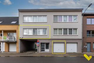 Goed gelegen appartement op de eerste verdieping.<br /><br />Via de ruime inkomhal komen we binnen in een gerenoveerd appartement. Deze heeft een leefruimte met open ingerichte keuken. Hal met apart toilet, badkamer met ruime inloopdouche. Twee ruime slaapkamers met aansluitend een terras. Op het terras bevindt zich nog een praktische berging.<br /><br />Het appartement is voorzien van airco in de slaapkamer en de leefruimte, dewelke op afstand via een smartphone kan bediend worden. Deze kan voor warme en koude lucht zorgen. Ramen hebben dubbele beglazing en het dak is ook reeds vernieuwd.<br /><br />Garage onder het appartement is verplicht bij aan te kopen met meerprijs van €15.000. Dit is een ruime garage waar de mogelijkheid om de garagepoort te automatiseren aanwezig is. <br /><br />Appartement is uiterst geschikt om als investeringspand aan te kopen en te verhuren.<br /><br />Ben je benieuwd en wil je eens komen kijken? Neem dan snel contact op via het nummer 014 58 02 08.