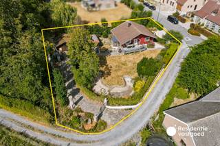 Op zoek naar een charmante chalet met tal van mogelijkheden? Deze houtskeletwoning is gelegen op een ruim perceel en vormt een ideale uitvalsbasis voor wie op zoek is naar een tweede verblijf of vakantiewoning. De woning beschikt over een gezellige leefruimte met houtkachel, een open keuken, twee slaapkamers en een badkamer. Daarnaast zijn er een praktische wasberging en dubbele garage aanwezig. De ruime buitenomgeving met loungeruimte biedt volop mogelijkheden om in alle rust te genieten. De woning is voorzien van conforme elektriciteit en beschikt over een aardgasinstallatie.<br />EPC: 495 kWh/m² - UC: 3930038 ~ Vg, WgLk, Gvkr, Gvv, Gmo ~ Ref. MI25070