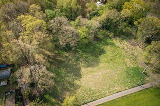 Ruim perceel grond van 6.760m² te koop in waardevol agrarisch gebied nabij het centrum van Westmeerbeek. Dit hoekperceel is deels bebost en zorgt...
