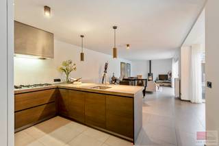 Leuk, grondig gerenoveerde bungalow (2023–2025), rustig gelegen aan het park van Sint-Pietersheim. De woning beschikt over maar liefst drie...