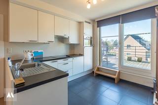 <strong>Appartement met twee slaapkamers op de tweede verdieping in Brecht</strong><br />Op zoek naar een appartement in het centrum van Brecht? Dan is dit 2-slaapkamerappartement in de Hendrik Schoofsstraat misschien wel wat u zoekt. <br /><br />Gelegen in het centrum van Brecht, op wandelafstand van alle voorzieningen en het openbaar vervoer. Dankzij de nabijheid van het op- en afrittencomplex 'Brecht' en het treinstation 'Noorderkempen' geniet u van een vlotte verbinding naar Antwerpen en Breda. <br /><br /><strong>Indeling<br /></strong>Het appartement uit 2005 bevindt zich op de tweede verdieping en heeft een bewoonbare oppervlakte van 74 m² (cfr. EPF). Het appartement is bereikbaar met de trap of met de lift. U komt binnen in het appartement via de inkomhal die toegang geeft tot de woonkamer met open keuken en aansluitende berging. Hiernaast vindt u twee slaapkamers (12 m²) en een badkamer met inloopdouche. Op het ruime, westgerichte terras geniet u nog volop van de avondzon.<br /><br /><strong>Troeven</strong><br /><span>✓ Centrale ligging<br />✓ Twee volwaardige slaapkamers<br />✓ Groot terras (43 m²)<br />✓ Energiezuinig appartement (EPC-label C)<br /><br /></span>Klinkt dit als het perfecte appartement voor u? Contacteer <strong>Aertsen Makelaars</strong> vandaag nog!