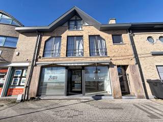 Commercieel gelijkvloers te Dilbeek (116 m²).Dit commecieel pand bevat een ruime winkelruimte van 59,69m² met achterliggend magazijn van 35,30m², een...