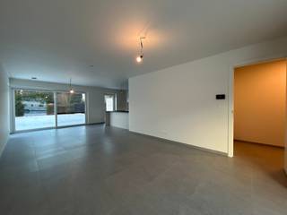 In een rustige doodlopende straat, vlak bij het centrum van Keerbergen en natuurgebied "Broekelei", ligt deze moderne halfopen nieuwbouwwoning.Binnen...