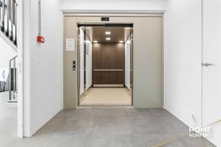 Dit handelspand is gelegen langs de Europalaan te Poperinge op een zeer bereikbare en zichtbare locatie.Het handelspand beschikt over 2...