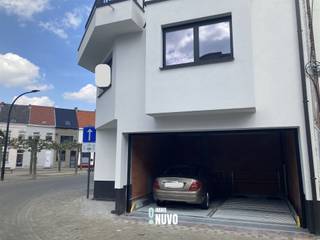 Binnenstaanplaats vlakbij centrum Aalst.Deze binnen staanplaats is gelegen in residentie Watertoren.De auto kan veilig binnen geparkeerd worden via...