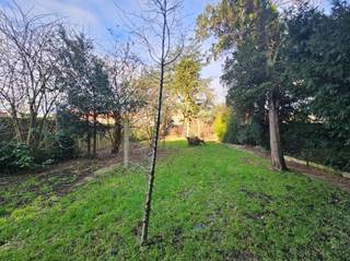 Te renoveren handelspand met woonst en zeer grote tuin - interessant voor projectontwikkeling. Deze te renoveren woning is zeer gunstig gelegen nabij...