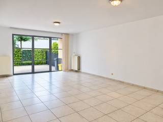<span><strong>Op een toplocatie gelegen gelijkvloersappartement in Residentie De Plaetse, met een groot omheind terras, ruime kelderberging, een dubbele ondergrondse garagebox en 2 fietsstaanplaatsen.</strong></span><br /><br /><span><strong>Een bezoek aanvragen kan eenvoudig via onze website: www.immodrie.be. Zoek het pand terug onder 'Te Huur' en selecteer vervolgens op de pagina de optie 'Bezoek inplannen'. Omwille van de grote reeks aanvragen, worden verzoeken via Immoscoop of andere portaalsites niet verwerkt.</strong></span><br />
<p>We starten in de ruime inkomhal van het appartement. Hier is voldoende plaats voorzien om bijvoorbeeld een kast te plaatsen voor het praktisch opbergen van jassen, schoenen en andere spullen.</p>
<p>Vanuit de inkomhal komen we in de ruime woonkamer. Aansluitend bevindt zich het zeer ruime terras van ongeveer 25 m², dat noordwestelijk georiënteerd is. Dit zorgt voor een aangename buitenruimte die mooi aansluit bij de leefruimte.</p>
<p>De halfopen keuken is praktisch ingericht en voorzien van aanbouwkasten en de nodige toestellen, waaronder een elektrisch kookvuur, vaatwasser en inbouwkoelkast. Via de keuken bereiken we de berging/wasplaats. Dit is één praktische, afgesloten ruimte waar ook de nieuwe cv-brander is geplaatst.</p>
<p>Verder beschikt het appartement over twee slaapkamers. De badkamer is uitgerust met een douche, ligbad en enkele wastafel. Daarnaast is er een afzonderlijk toilet.</p>
<p>We gaan vervolgens naar de kelderverdieping. Hier beschikt het appartement over een ruime kelderberging, twee fietsstaanplaatsen en een grote dubbele, afgesloten garagebox.</p>