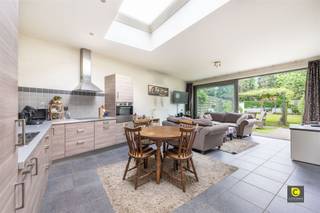 Gezellige en instapklare woning met zonnige tuin van 170 m²Welkom in deze charmante woning, ideaal gelegen in een rustige en groene woonwijk in...