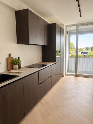 Geniet van groen en ruimte in dit gerenoveerde appartement van 106 m² op de 3de verdieping.<br /><br />De lichte leefruimte met visgraatparket en werkende open haard biedt plaats voor een ruime eethoek en een gezellige zithoek. Het terras vooraan kijkt uit op de boomkruinen. De moderne open keuken is uitgerust met ingebouwde toestellen en geeft toegang tot het tweede terras.<br /><br />Verder zijn er twee rustige slaapkamers met open zicht op het groen en het MAS in de verte, een stijlvolle badkamer met royale inloopdouche en dubbele lavabo, een aparte toilet, een afzonderlijke wasruimte en een eigen berging.<br /><br />Alle leidingen en de volledige elektriciteit zijn vernieuwd. Met EPC B, overal dubbel glas en twee liften geniet je van comfortabel wonen. Het appartement is onmiddellijk vrij.<br /><br />Je woont op wandelafstand van een groot park, bars en leuke adresjes. Dankzij het openbaar vervoer bereik je vlot het centrum van Antwerpen. Ook de belangrijke autosnelwegen zijn snel bereikbaar.<br /><br />Praktisch:<br />• 106 m² | 2 slaapkamers | 2 terrassen<br />• EPC B | dubbel glas | 2 liften<br />• Parkeerplaats optioneel aan te kopen voor € 15.000<br /><br />Klaar om je dozen uit te pakken? Plan je bezoek en ontdek dit instapklare appartement.<br /><br />*Meubels werden digitaal toegevoegd