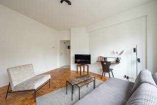 In de charmante Belegstraat, midden in het bruisende Antwerpen-Zuid, ontdek je deze smaakvol in 2019 gerenoveerde flat. Een plek waar rust en stadsleven perfect samenkomen: je woont hier heerlijk rustig, terwijl koffiebars, boetieks, musea en restaurants zich letterlijk om de hoek bevinden. Ook scholen, winkels en openbaar vervoer liggen op wandelafstand. Dankzij de vlotte verbindingen is dit bovendien een topligging voor wie comfort én dynamiek weet te appreciëren.<br /><br />Binnenkomen doen we in de  aangename lichtrijke leefruimte op warme blokjesparket, die naadloos overgaat in de open keuken. De grote raampartij zorgt voor een aangename lichtinval en versterkt het gevoel van ruimte.<br />Het appartement beschikt over één volwaardige slaapkamer, eveneens afgewerkt met parket. De stijlvolle badkamer is uitgerust met een inloopdouche, lavabomeubel en toilet. Verder is er voorzien in een privatieve kelderberging.<br /><br />Momenteel wordt dit één-slaapkamerappartement succesvol uitgebaat in korte termijnverhuur.  Het is bijzonder geliefd bij zakenreizigers, expats en levensgenieters die Antwerpen willen ontdekken. Het bewezen rendement maakt dit tot een interessante investeringsopportuniteit die je als nieuwe eigenaar moeiteloos kan verderzetten.<br /><br /><u>Extra troeven:</u><br />- Instapklaar<br />- EPC B<br />- Conforme elektriciteit<br />- Asbestveilig<br /><br />Kortom: een instapklaar appartement met alle hedendaagse comfort in een recent gerenoveerd gebouw, gelegen in één van de meest gegeerde buurten van Antwerpen-Zuid.<br />Een leuke opportuniteit voor zowel eigen bewoning als investering.<br />Mis deze kans niet!<br /><br />Wens je meer informatie of een bezichtiging? Mail naar info@wellimmo.net of bel 03/225 00 68.