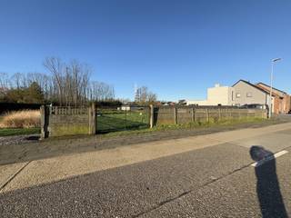 Deze bouwgrond van 8 are en 69 ca voor halfopen bebouwing, gunstig gelegen in de Zandstraat nabij centrum Kwaadmechelen, biedt alles wat je nodig...