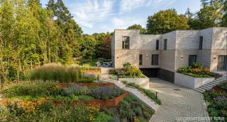 Immo3000 vous présente avec fierté cette maison mitoyenne neuve, située dans le quartier calme et verdoyant de Winksele (Herent), à proximité de toutes les commodités et avec un accès rapide à Louvain, Bruxelles et au CHU de Louvain. Ce quartier résidentiel moderne et unique, situé dans la Paardenveldstraat, se compose de maisons neuves entourées de parcs verts. À l’extérieur, vous profiterez d’une belle terrasse privée ainsi que d’un grand jardin, parfaits pour se détendre dans un cadre paisible et naturel.<br /><br />À l’intérieur, la maison offre une répartition optimale avec une belle luminosité grâce aux grandes fenêtres, ainsi qu’une vue agréable sur le paysage vallonné caractéristique de ce quartier. Grâce à un design moderne et épuré, jouant subtilement avec des contrastes clairs et foncés, ces maisons se distinguent clairement. Ce quartier verdoyant, idéalement situé près de Louvain, combine parfaitement tranquillité et accessibilité.<br /><br />Le logement D.1 est une maison mitoyenne d’une surface habitable de 155 m², comprenant trois chambres, une salle de bain et un spacieux séjour. Le jardin commun et la terrasse privée complètent cet ensemble. À noter, l’acquisition de deux emplacements de parking est obligatoire en supplément de la maison.<br /><br />Répartition des prix :<br />- terrain : 130.366 € + 12 % droits d’enregistrement<br />- construction : 324.282 € + 21 % TVA<br />- infrastructure : 35.352 € + 21 % TVA<br />Total = 581.167,06 €<br /><br />Vous souhaitez découvrir comment cette maison peut parfaitement répondre à vos attentes ? Contactez-nous dès aujourd’hui pour organiser votre visite !