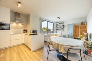 <p>Aan de statige, groene Charlottalei, op enkele passen van het Stadspark, treffen we dit instapklare appartement op de vierde verdieping van residentie Charlotta. Deze centrale ligging combineert het beste van twee werelden: de Meir en de Keyserlei met hun bruisende horeca en shopping liggen om de hoek, terwijl de invalswegen vlot bereikbaar zijn.<br /><br />Het gebouw uit 2020 is opgetrokken in beige natuursteen en sluit met zijn tijdloze, strakke architectuur mooi aan bij de stijlvolle herenhuizen in de straat.<br /><br />Het appartement heeft een oppervlakte van ca. 51,25 m², aangevuld met een ruim terras van ca. 10,95 m² in gepolierde beton. Een doorlopende keramische tegelvloer in parketlook verbindt de lichtrijke leefruimte met de volledig geïnstalleerde open keuken. De slaapkamer beschikt over een en-suite badkamer met douche en lavabomeubel. Zowel vanuit de leefruimte als vanuit de slaapkamer heeft u toegang tot het terras. Verder zijn er een apart toilet en een praktische berging met aansluiting voor wasmachine en droogkast, de verwarmingsketel en extra stockageruimte.<br /><br />Een privatieve kelderberging is inbegrepen en een ondergrondse autostaanplaats, een waardevolle meerwaarde in deze centrale buurt, dient te worden aangekocht aan € 30.000.<br /><br />Uw fiets kan u stallen in de ruime gemeenschappelijke fietsenberging.<br /><br />Licht, rust en comfort in het hart van de stad: ideaal als eerste woning, als pied-à-terre of als investering.<br /><br />Voor meer informatie of een bezoek: 03/225.00.68 of info@wellimmo.net</p>