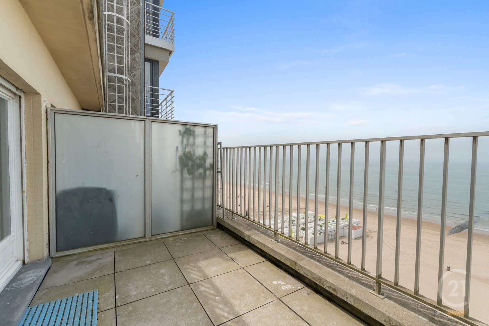 Lichtrijke studio met frontaal zeezicht en ruim terras - photo 3