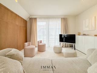 Dit unieke duplex (hoek)appartement is gunstig gelegen in het centrum van Knokke en biedt een ideale combinatie van comfort en modern wonen. Op de benedenverdieping bevindt zich de inkomhal met afzonderlijk toilet, die toegang geeft tot een lichtrijke living met een open keuken. <br />De leefruimte sluit naadloos aan op twee aangename terrasjes, ideaal om te genieten van de buitenlucht. Verder is er een moderne douchekamer.<br />De living is uitgerust met een stijlvol en functioneel slaapmeubel voor twee personen(lollipop bed). Op de bovenverdieping bevindt zich een ruime slaapkamer met ingemaakte kasten, die garant staat voor een optimaal slaapcomfort.<br /><br /><span>Mogelijkheid tot aankoop van een autostaanplaats/garagebox in de nabije omgeving!</span><br /><br />Aarzel niet om ons te contacteren voor meer informatie: tel. : 050 62 44 14 of via knokke@immax.be