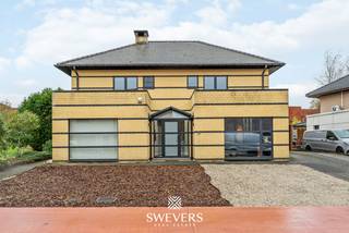 Interesse? Meer informatie op www.SWEVERS.be. - De woning in de Crutzenstraat 70 in Hasselt is een instapklare open bebouwing uit 1998, gelegen in een rustige en residentiële omgeving vlak bij het stadscentrum. Dankzij deze combinatie van privacy, stilte en uitstekende bereikbaarheid vormt dit adres een bijzonder aantrekkelijke woonplek. Met een bewoonbare oppervlakte van 271 m² straalt de woning ruimte en comfort uit vanaf het moment dat je binnenkomt.<br /><br />Op het gelijkvloers vormt de sfeervolle leefruimte met veel natuurlijke lichtinval het warme hart van het huis, aansluitend op een functionele keuken met zicht op de zonnige tuin. Daarnaast zijn er een ruime bureauruimte én een praktijk- of winkelruimte, ideaal voor thuiswerk of zelfstandige activiteiten. Boven bevinden zich vier comfortabele slaapkamers en een praktische badkamer, waardoor de woning naadloos aansluit bij de noden van een modern gezin.<br /><br />De buitenruimte is een duidelijke troef: een zuidwestgerichte tuin op een perceel van 7a 35ca, aangevuld met een carport van 21 m². De ligging is bovendien uitstekend, met natuurgebied Prinsenbeemden op 100 meter en diverse voorzieningen zoals scholen, winkels, horeca, openbaar vervoer en snelwegen binnen een straal van 400 tot 1.500 meter. Deze woning biedt een perfecte mix van ruimte, functionaliteit en levenskwaliteit — een plek waar je nu én in de toekomst echt thuiskomt. Bel ons vandaag nog voor een persoonlijke rondleiding. Wij van Swevers Real Estate helpen je maar al te graag verder. tel. 011 255 155. Bron bewoonbare oppervlakte: EPC-verslag.