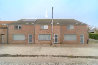 IZENBERGE: Recente rijwoning met alle comfort, 3 slaapkamers, gezellig tuintje en garage op 151m² grondopp. (verhuurd)In het landelijke Izenberge,...